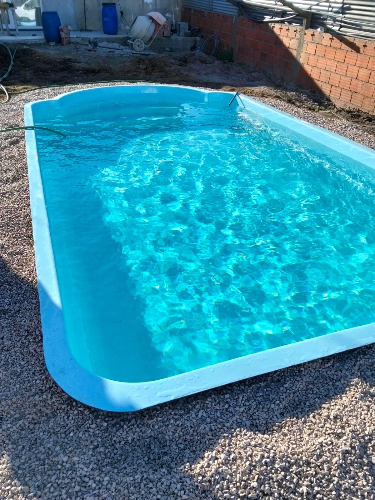 Piscina durante enchimento com água